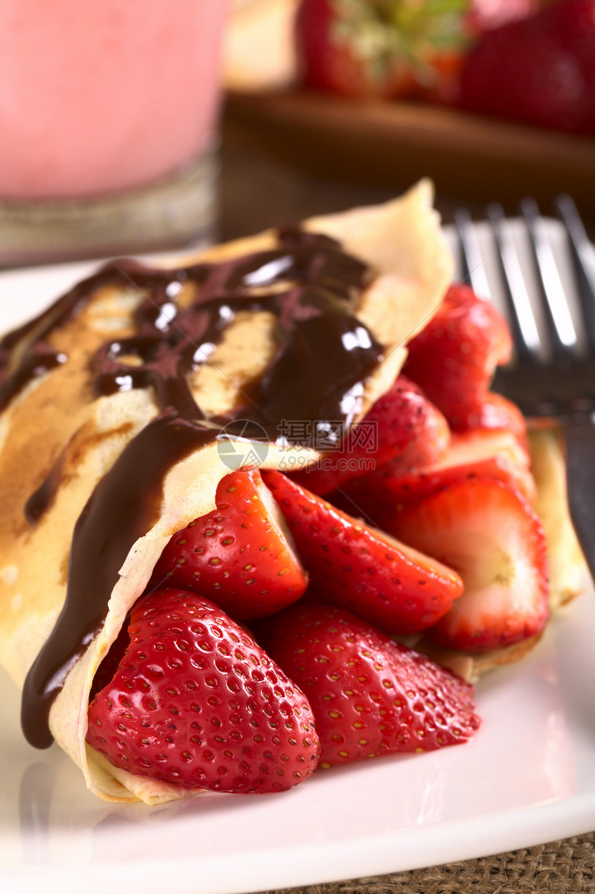 带新鲜草莓的crepe照片甜点巧克力红色水果浆果食物图片