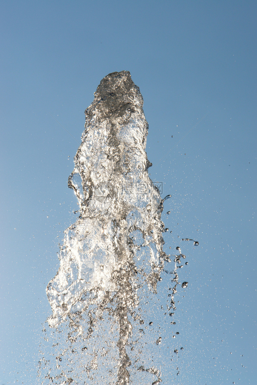 不喷泉液体喷射天空蓝色灌溉运动冷却泡沫白色射流图片