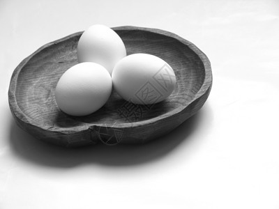 鸡蛋在木碗里背景图片