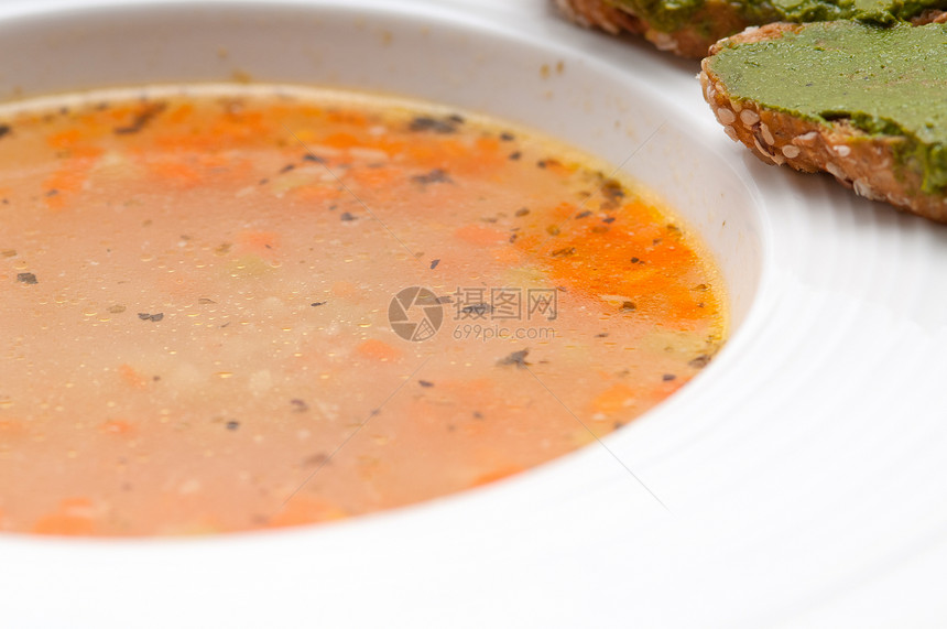 意大利矿泉汤 配有害虫氯硝西尼盘子草本植物萝卜肉汤香菜小吃食物面包美食蔬菜图片