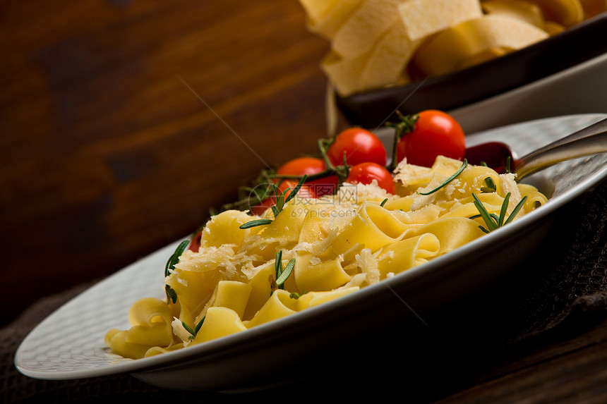 配奶酪和迷迭香的意大利面粉饮食艺术桌子美食食物面条勺子筹码草药香气图片