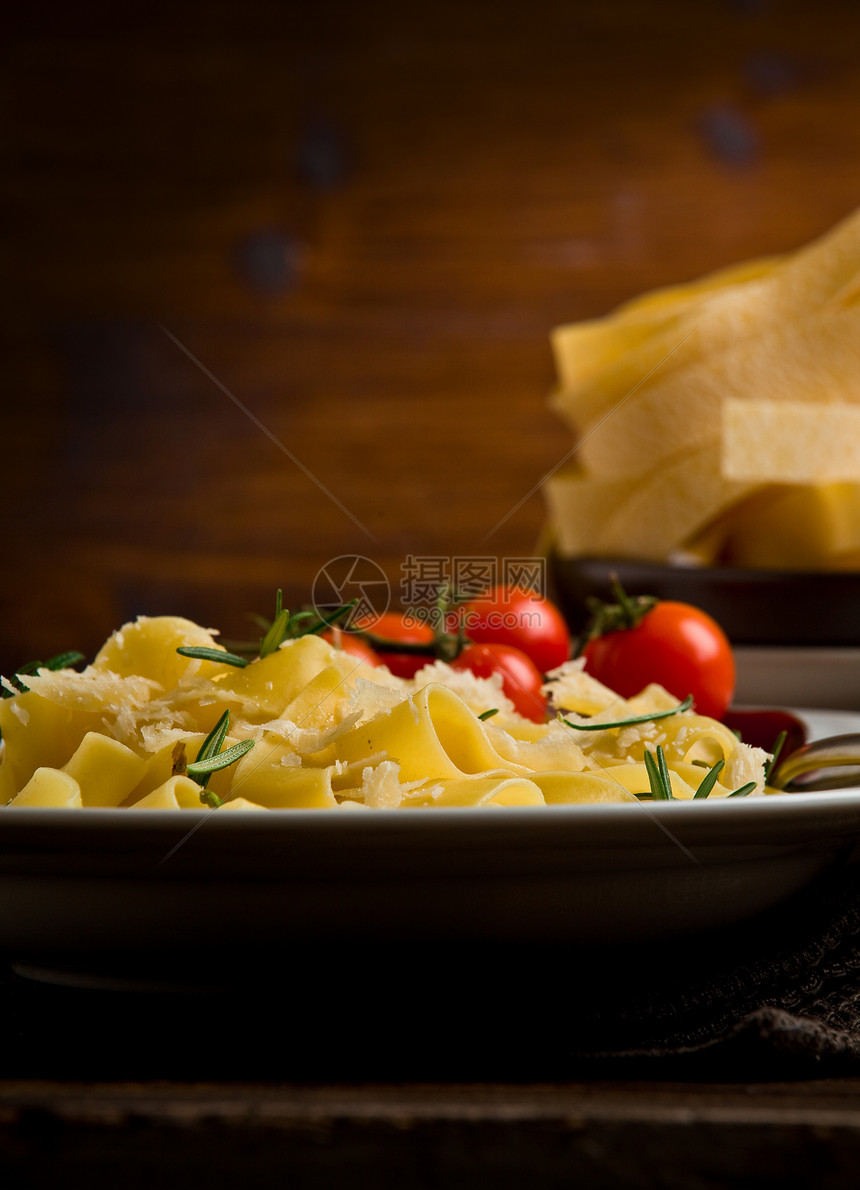配奶酪和迷迭香的意大利面粉刀具食物美食香气艺术烹饪素食饮食草药面条图片