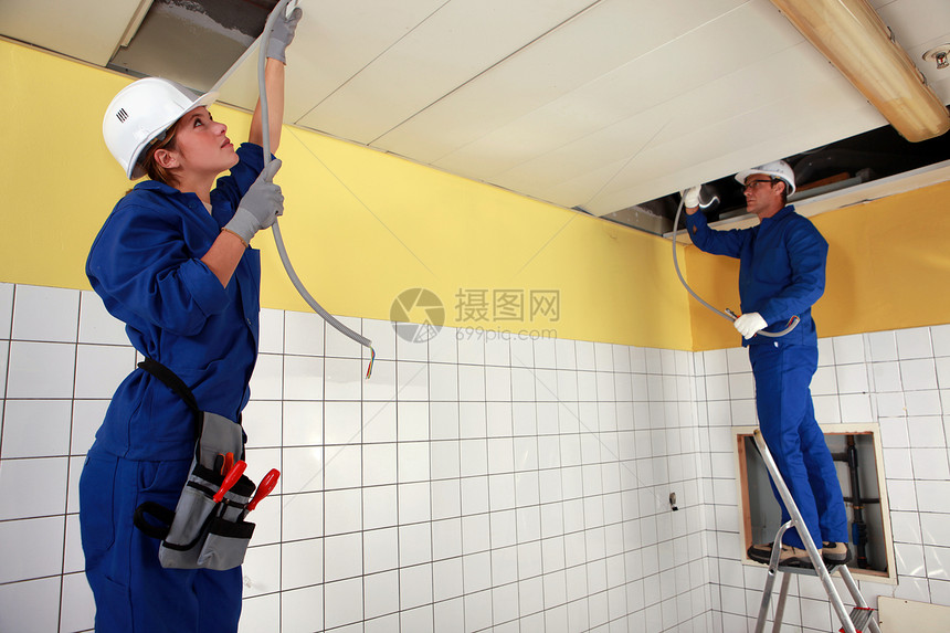 安装供暖系统的贸易商务人士员工作人士技术商务知识管道蓝色经验天花板图片