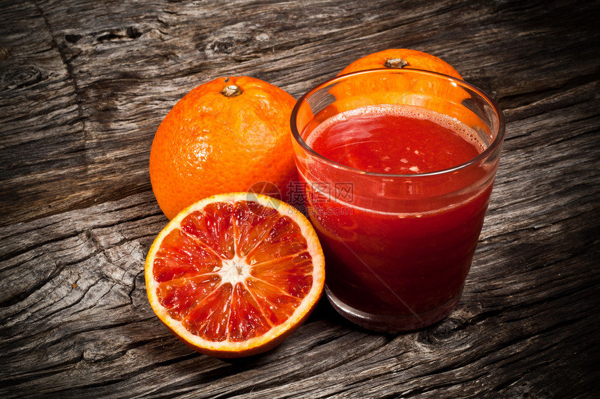 橙色塔罗肉质橙汁营养玻璃橙子饮料塔罗牌水果果汁木头图片