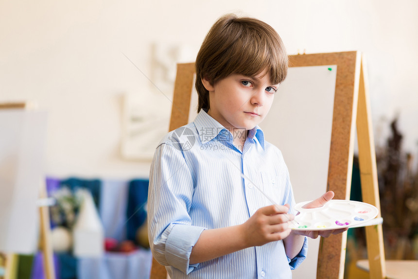 抽取课程孩子刷子学校帮助男生俱乐部育儿老师艺术绘画图片
