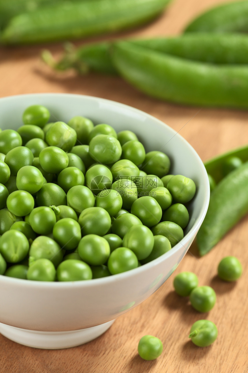 白碗中的新鲜绿色派照片绿色食物蔬菜豆类脉冲种子图片