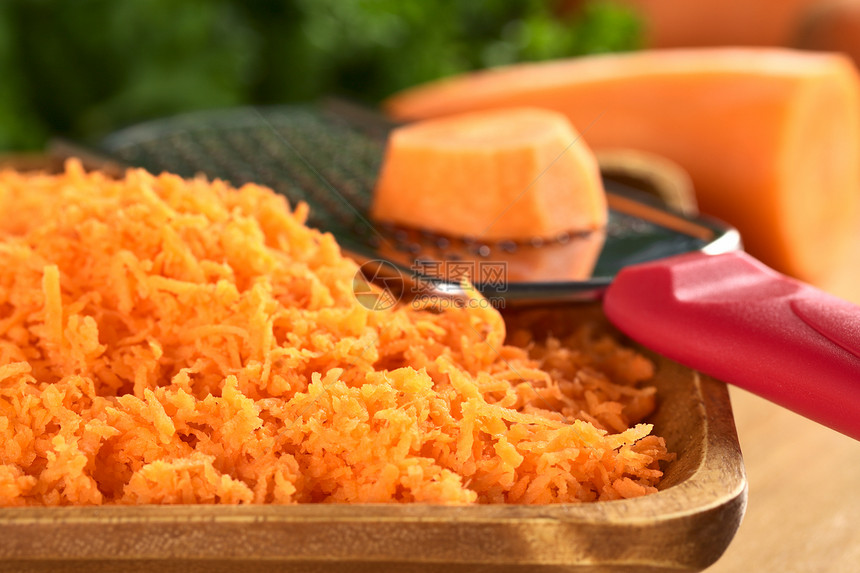 新鲜磨红胡萝卜锉刀橙子照片蔬菜水平磨碎食物图片