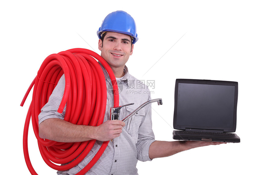 带笔记本电脑的木材管道网络技术员工人男人蓝色卷轴网站维修工作安全帽图片