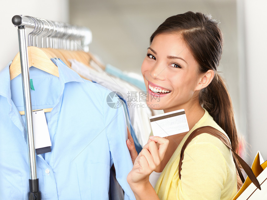 持有信用卡的购物妇女喜悦衣服微笑销售信用女性零售女孩卡片女士图片