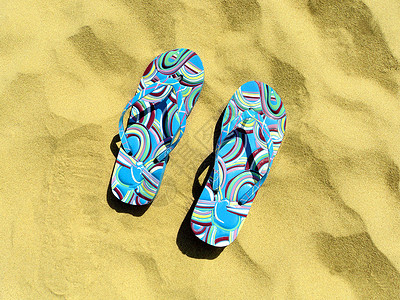 千变万化的歇斯底里蓝色海滨黄色海滩杂色鞋类假期背景图片
