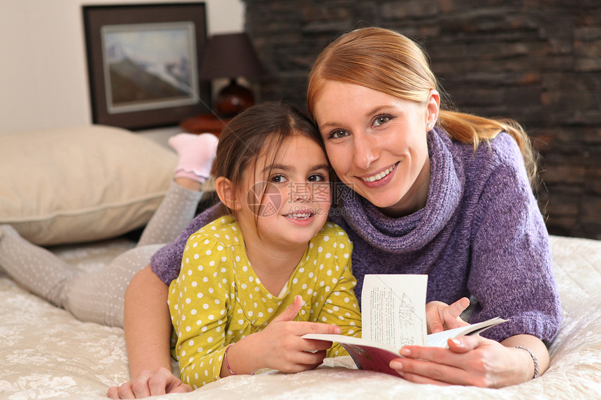 母亲和女儿一起阅读书本智慧父母教育闲暇学习好奇心孩子金发享受微笑图片