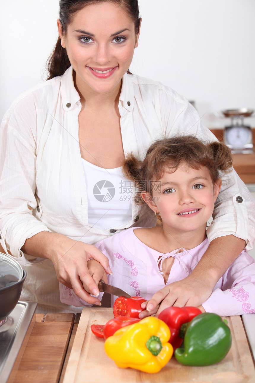 母亲和女儿一起做饭学习烹饪女孩女性成人厨房家庭妈妈食物蔬菜图片
