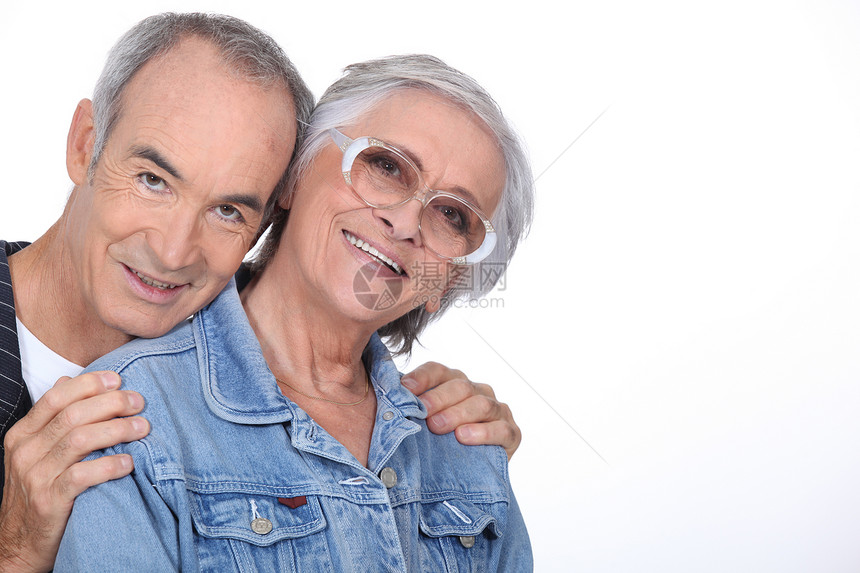 年长夫妇抱抱男性女性历史丈夫老年退休微笑夫妻女孩头发图片