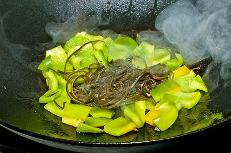 中华 wok 蔬菜食物蒸汽胡椒平底锅饮食黑色烹饪藻类绿色背景图片