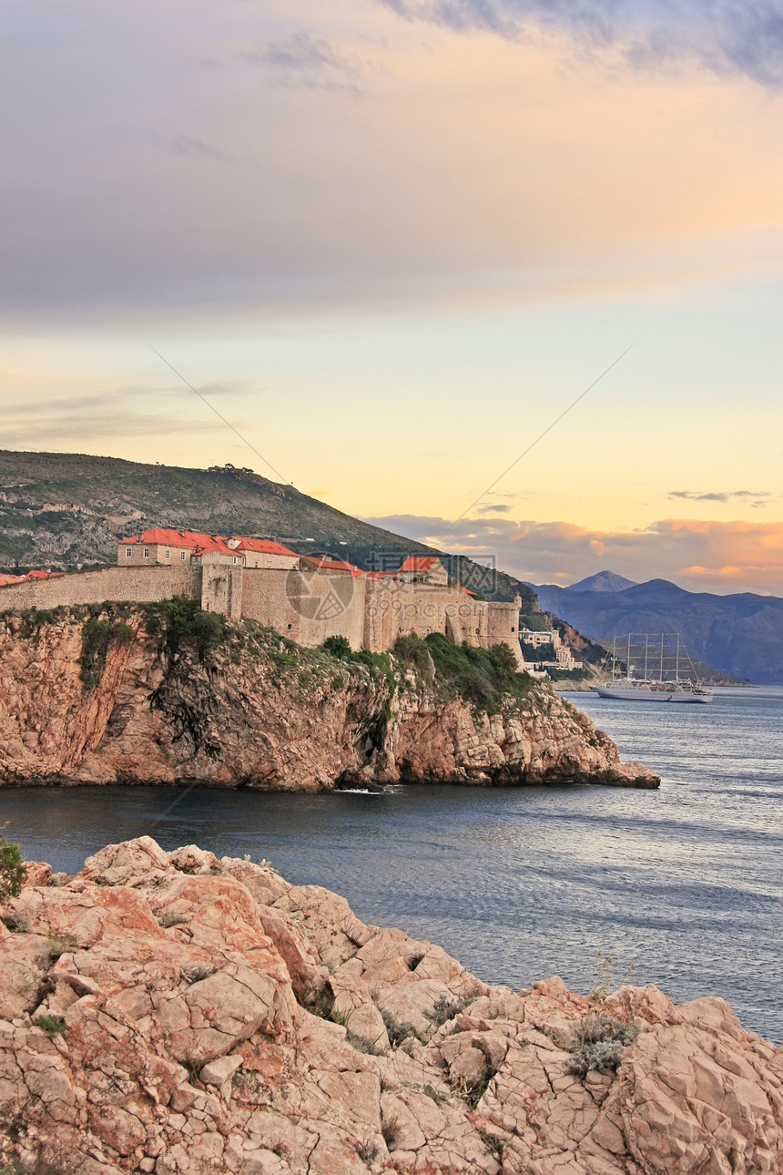克罗地亚日落时的Dubrovnik老城港口天线半岛海岸线城市码头海岸国家墙壁支撑图片