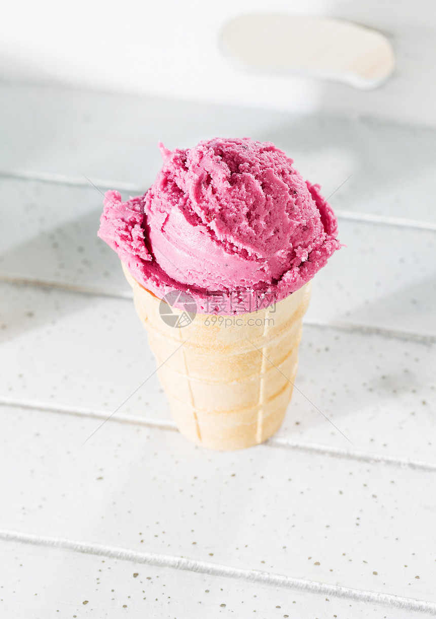 一个蓝莓冰淇淋 在松饼里图片
