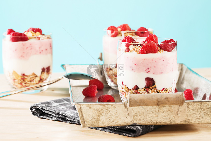 金属托盘中的红莓酸奶甜点图片