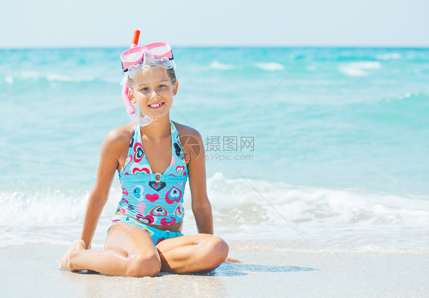 跳水快乐女孩天空热带海滩假期活动享受旅行游泳太阳风镜图片