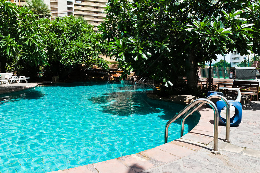 游泳池在度假村美化棕榈露台绿色植物旅行水池休闲植物乐趣奢华图片