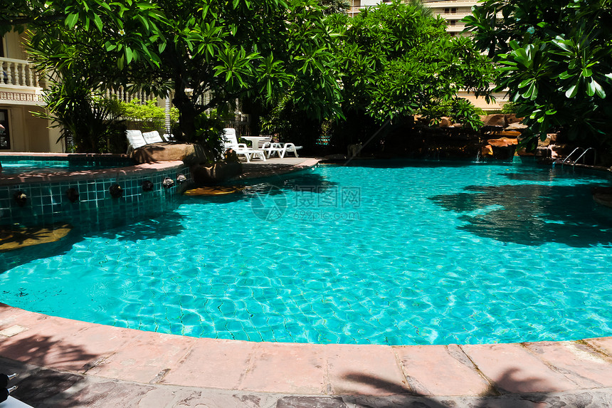 游泳池在度假村喜悦露台蓝色绿色植物棕榈假期闲暇花园植物奢华图片