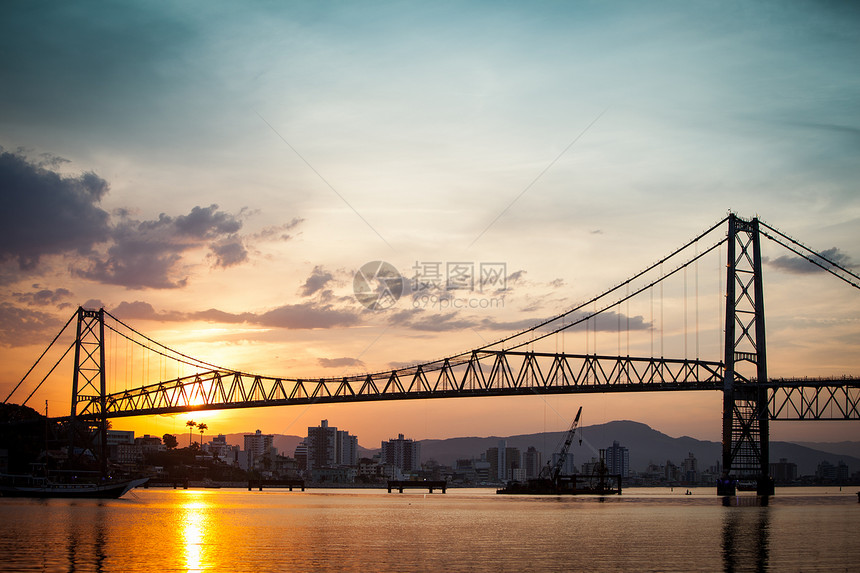 日落时的建筑学城市地标天空反射海洋图片