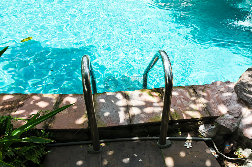 游泳池在度假村蓝色花园假期乐趣奢华休闲棕榈旅行绿色游泳图片