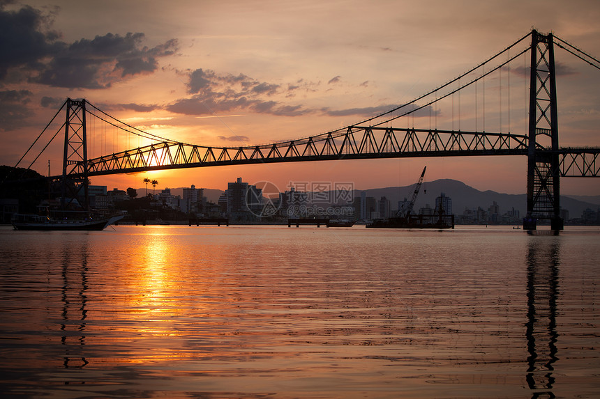 日落时桥城市天空蓝色反射地标海洋图片