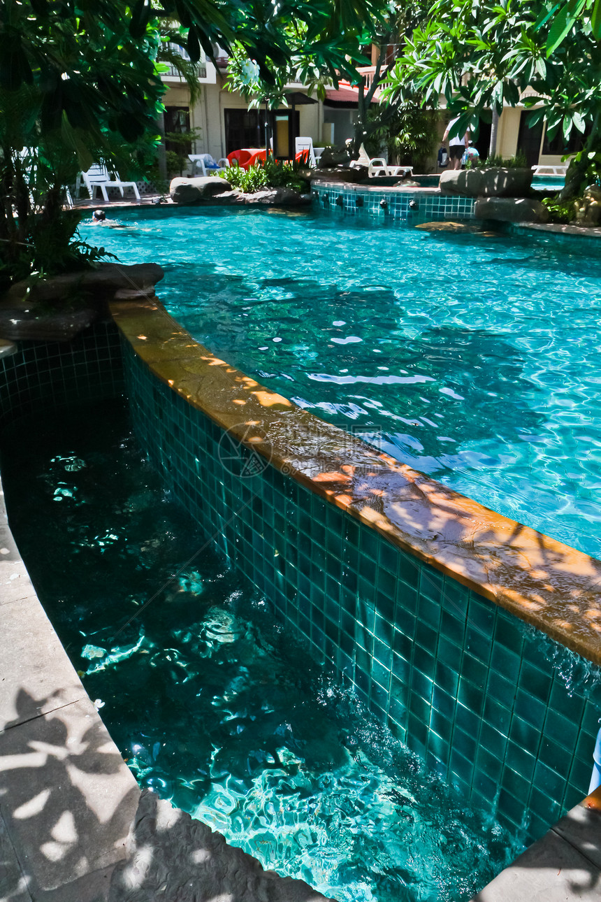 游泳池在度假村旅游绿色植物旅行游泳椅子水池绿色美化花园奢华图片