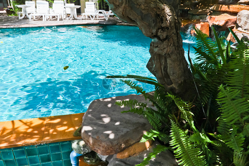 游泳池在度假村旅行乐趣椅子热带桌子棕榈水池假期闲暇游泳图片