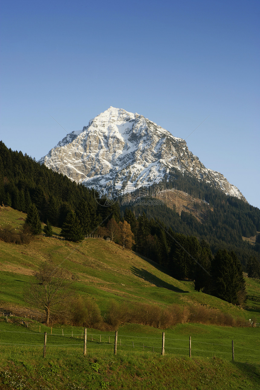 阿尔卑斯山全景季节编队天空太阳蓝色悬崖森林树叶反射图片