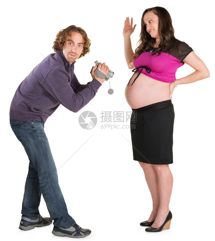 记录孕妇的男子图片