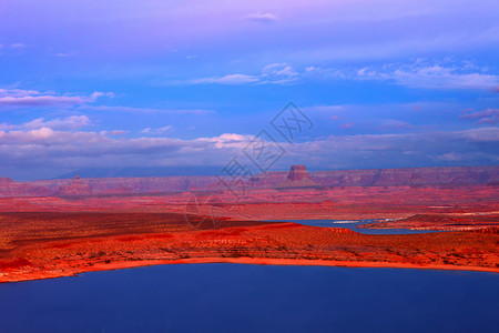 湖山幽谷鲍威尔日塞特犹他湖国家沙漠公园绿地场景岩石环境阳光风景天气背景