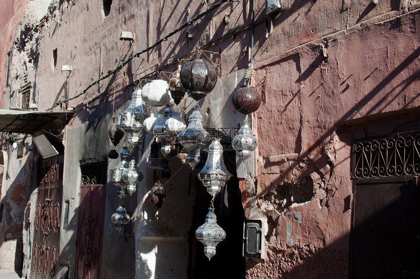 摩洛哥市场上的金属灯在摩洛哥市场图片