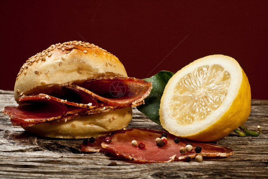 三明治面包猪肉柠檬美食火腿木头食物红色胡椒图片