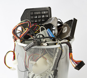 错误处理垃圾桶中计算机电子部件的废件箱背景