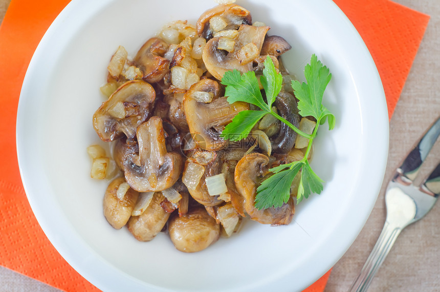 煎蘑菇营养厨房香菜木头乡村食物桌子烹饪美食饮食图片