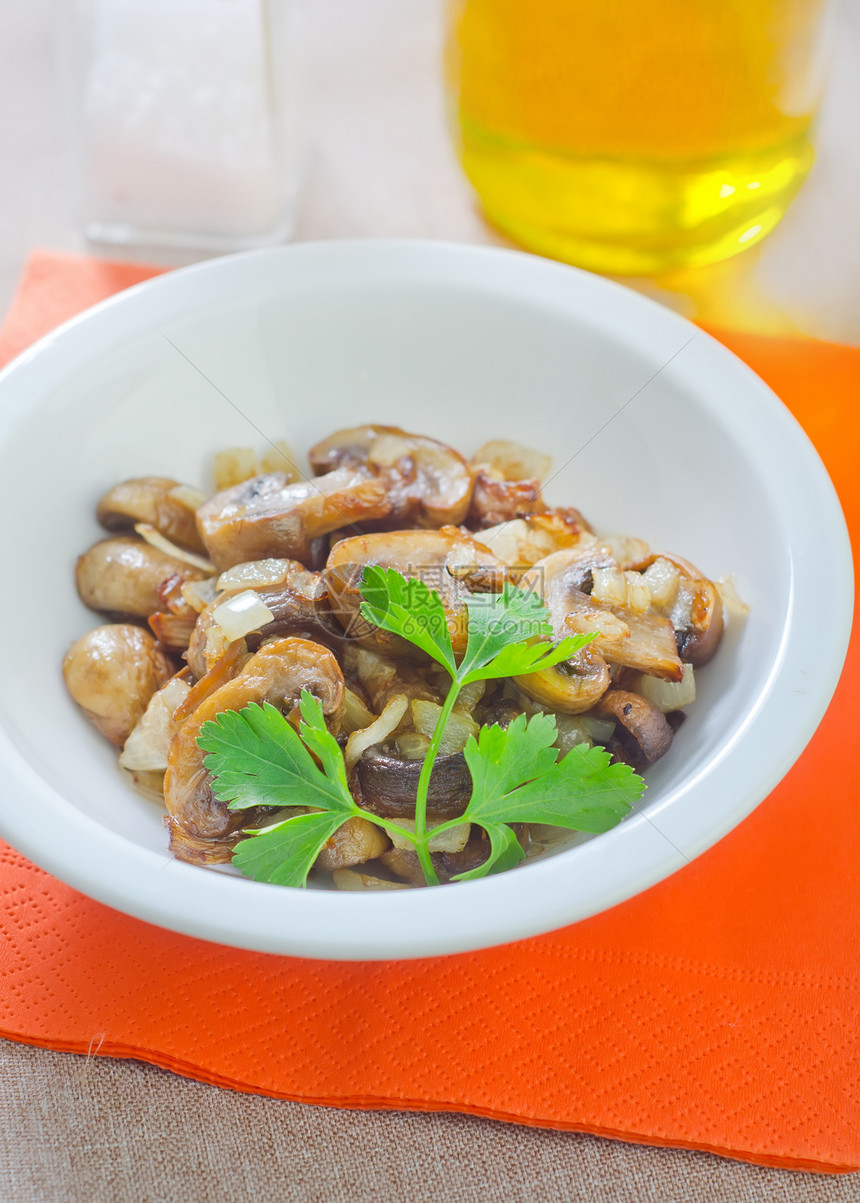 煎蘑菇乡村营养餐巾香菜厨房饮食桌子木头油炸食物图片
