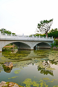 中国石桥的反射情况湖高清图片素材