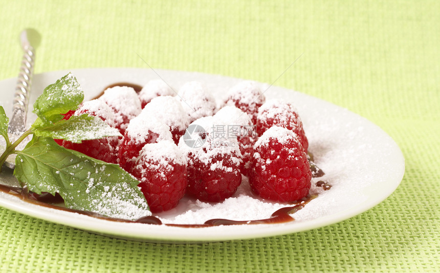 带薄荷的新鲜草莓甜点营养果味食物维生素饮食覆盆子盘子飞碟美食浆果图片