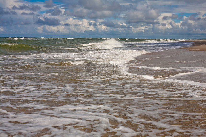 波罗的海沙丘蓝色沙嘴海洋海浪白色绿色水平泡沫海滩图片