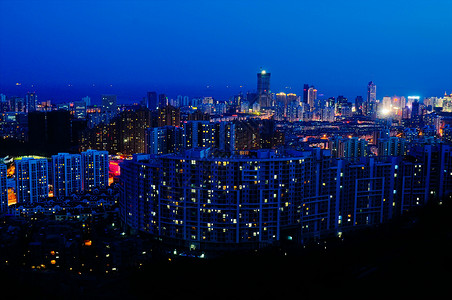 青岛风景山顶建筑物灯光城市天空背景图片