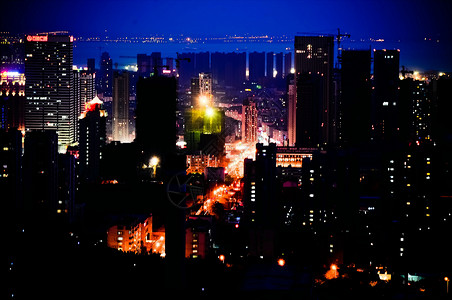 青岛风景山顶建筑物城市灯光天空背景图片