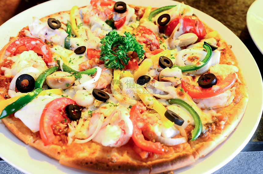 自己制作的海鲜披萨 部分视图脆皮午餐饮食育肥食物香肠胡椒小吃洋葱营养图片