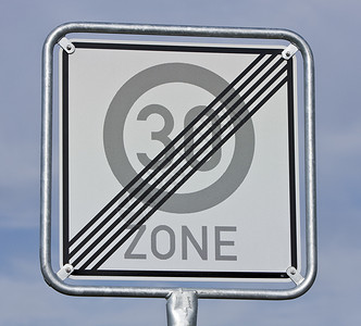 交通信号牌公路自由街道框架车道交通限速限制金属天空高清图片