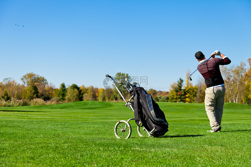 男子打高尔夫爱好娱乐高尔夫球场地男人绿色球道运动员游戏闲暇图片