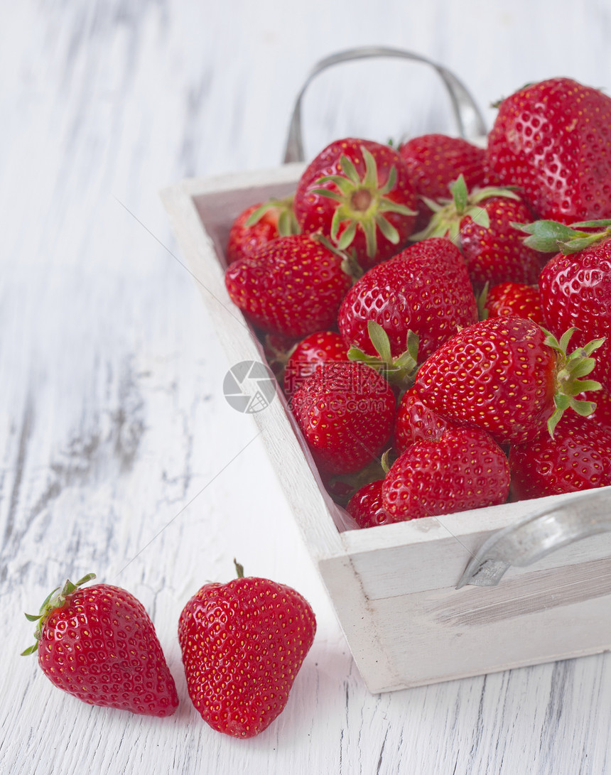 草莓园艺白色背景市场农场桌子木头选择性静物食物图片