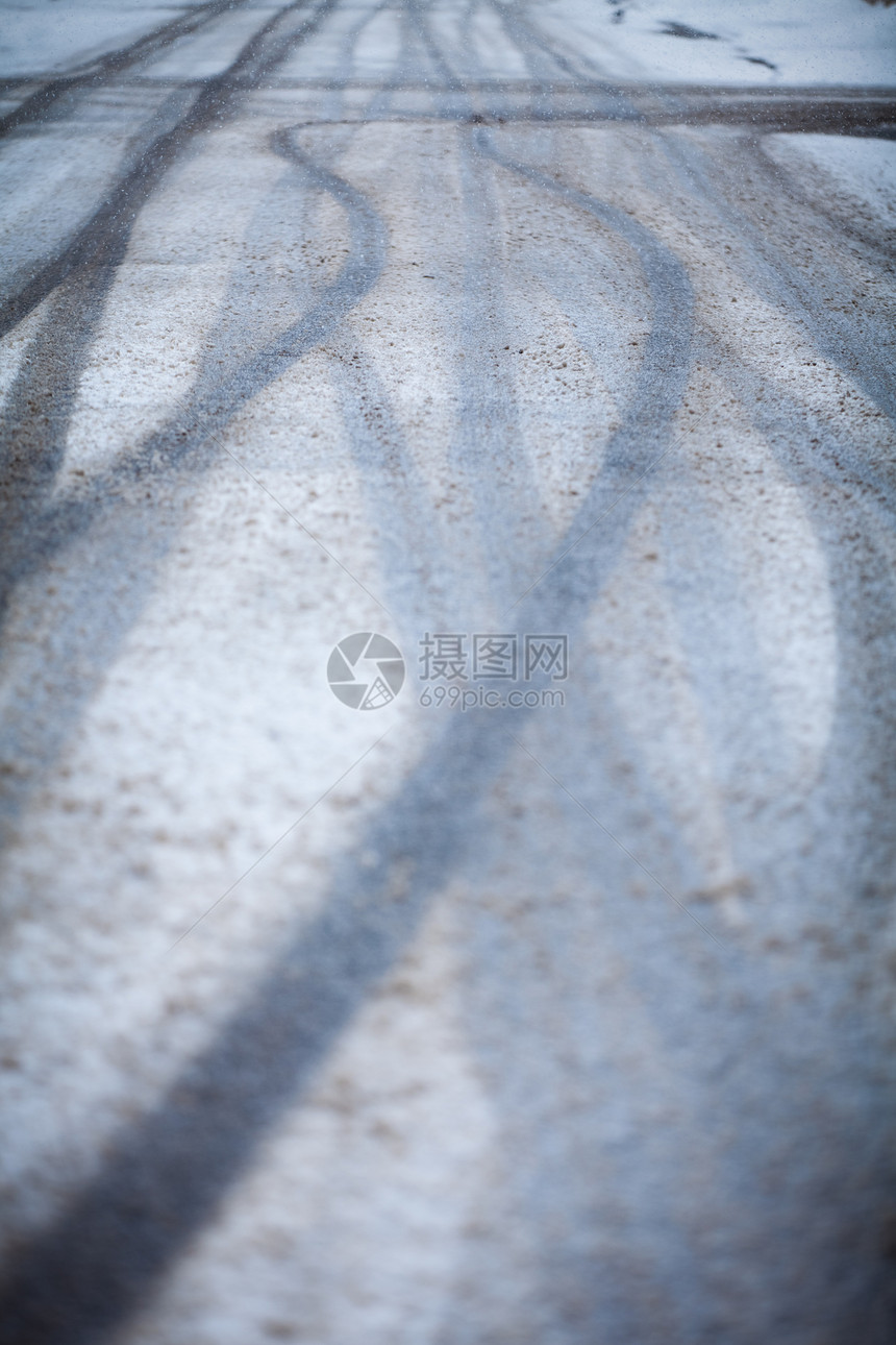 被雪覆盖的道路 车轮的印记胎迹状况天气电源线街道季节危险泥路场景旅行图片