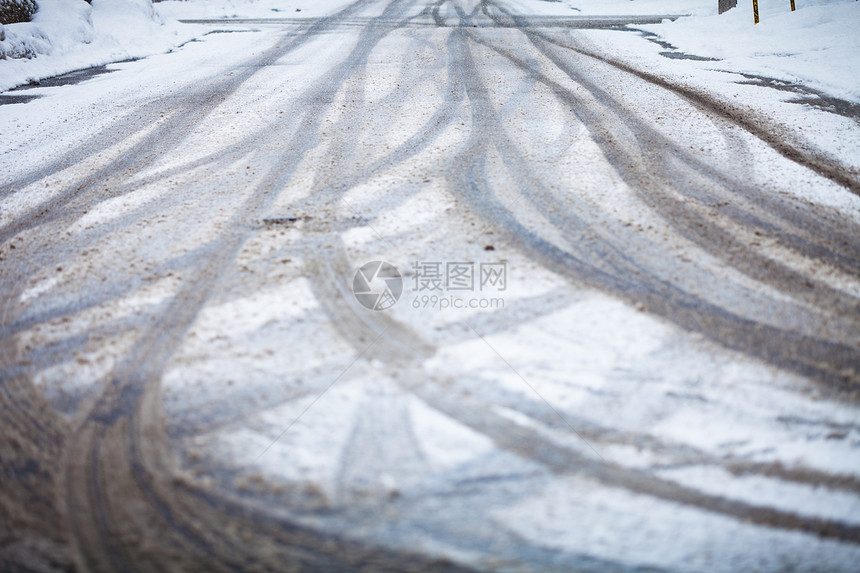 被雪覆盖的道路 车轮的印记电源线危险胎迹泥路状况场景正方形季节温度旅行图片