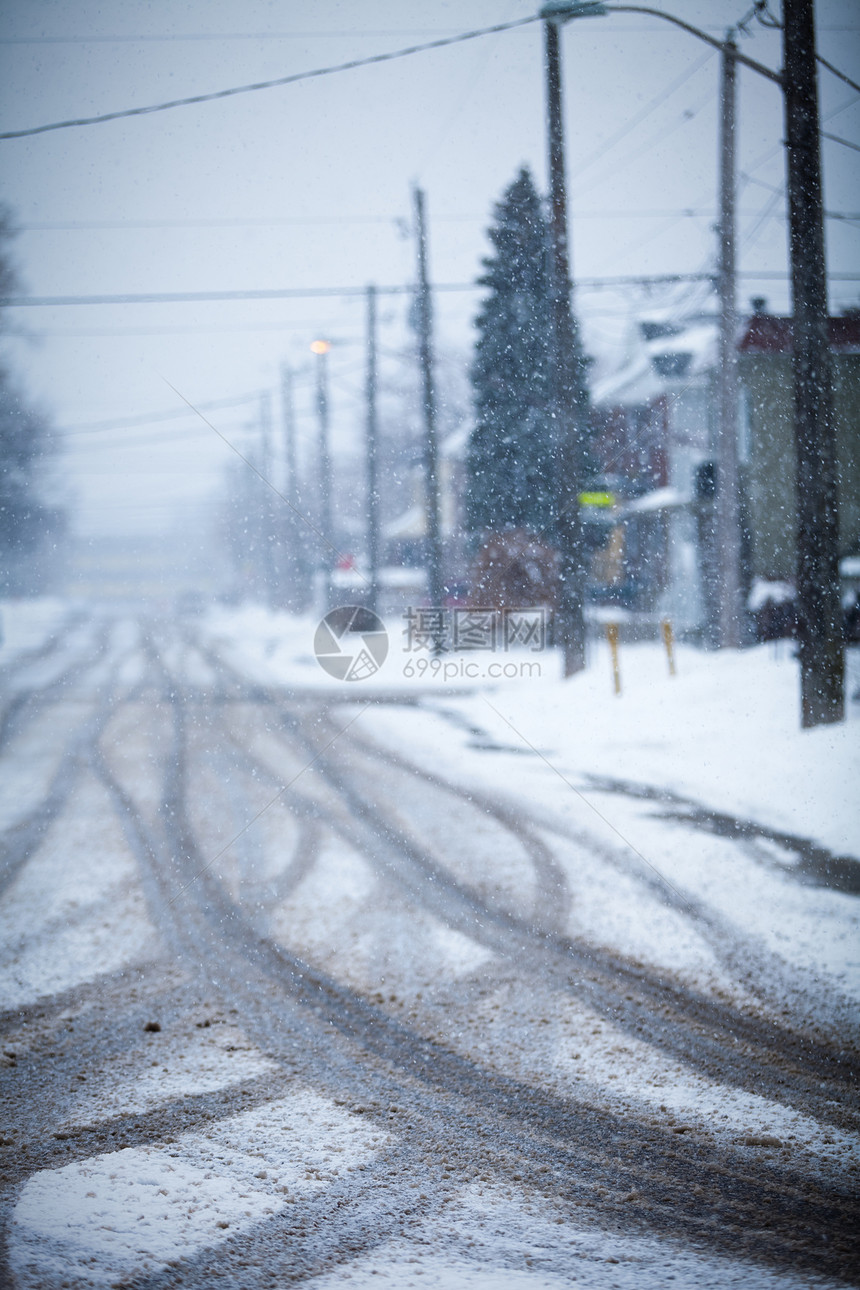 被雪覆盖的道路 车轮的印记季节泥路电源线场景天气街道温度危险状况旅行图片