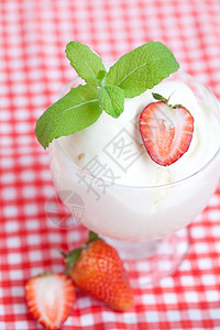 草莓格子冰淇淋 草莓和薄荷 在玻璃碗里用格子织物香草糖霜水果鞭打产品奶油酸奶小吃食物乳白色背景